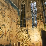 <div align="left"><font size="2"> In dieser "alten" Kirche sind zwei kleine Altäre von Künstlern modern gestaltet worden. Sicher, Kunst ist auch Geschmackssache, aber ich finde das diese Gestaltung nicht in ein Bauwerk dieses Alters gehört. In einer Kirche des 20. Jahrhunderts wäre es wesentlich besser aufgehoben.<br />